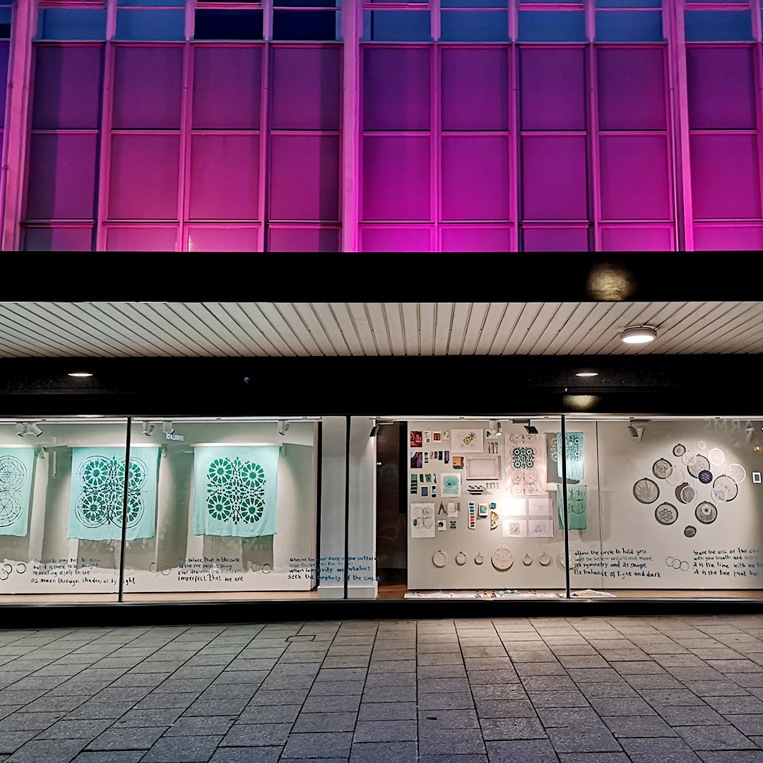 Have you been to see ‘Jaali’ yet?

Nazneen Ahmed <a href="/nazneen372/">Dr Nazneen Ahmed Pathak</a> and Abeer Kayani's <a href="/KayaniAbeer/">Abeer Kayani - Textile Artist & Colourist</a> exhibition ‘seeks to make the creativity of British Muslim women artists visible to the city'.

Funded by @Mayflower400sc , the show is up in our gallery window. It looks great at night!