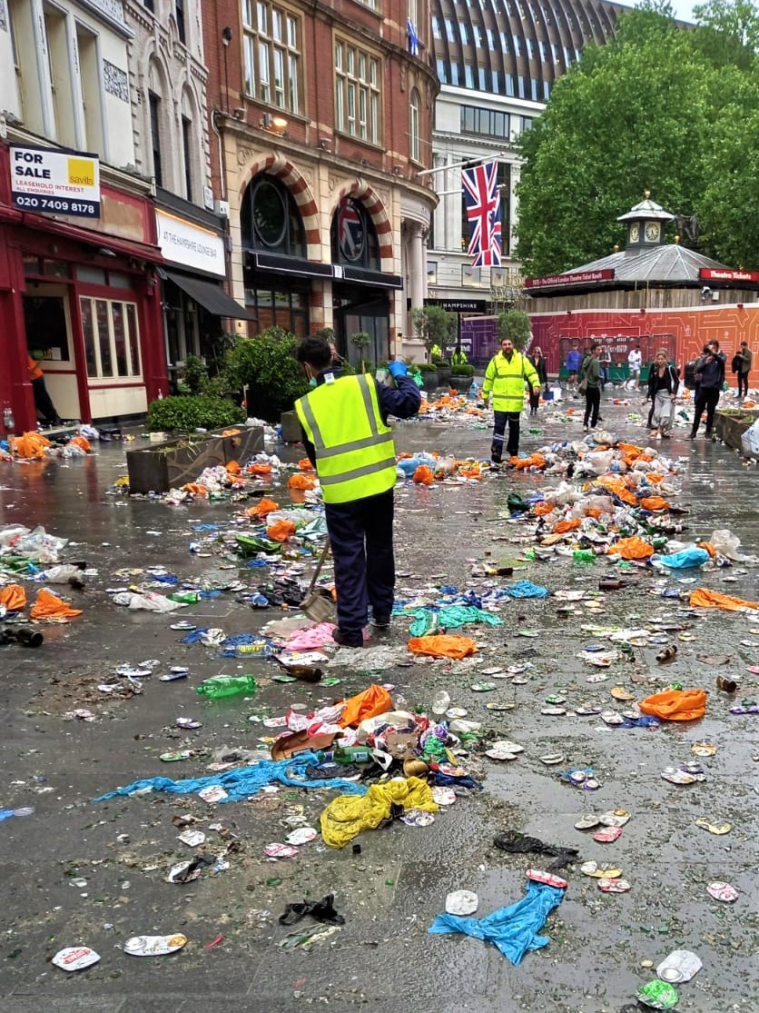 VeoliaUK's tweet image. Did you know that during @England&apos;s last game we collected 7 tonnes of waste in Leicester Square alone! If you are watching tomorrow&apos;s game in London, you can help our Westminster teams keep the city clean by taking litter home and using on-street bins. #EURO2020 @CityWestminster