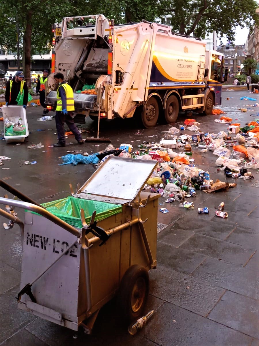 VeoliaUK's tweet image. Did you know that during @England&apos;s last game we collected 7 tonnes of waste in Leicester Square alone! If you are watching tomorrow&apos;s game in London, you can help our Westminster teams keep the city clean by taking litter home and using on-street bins. #EURO2020 @CityWestminster