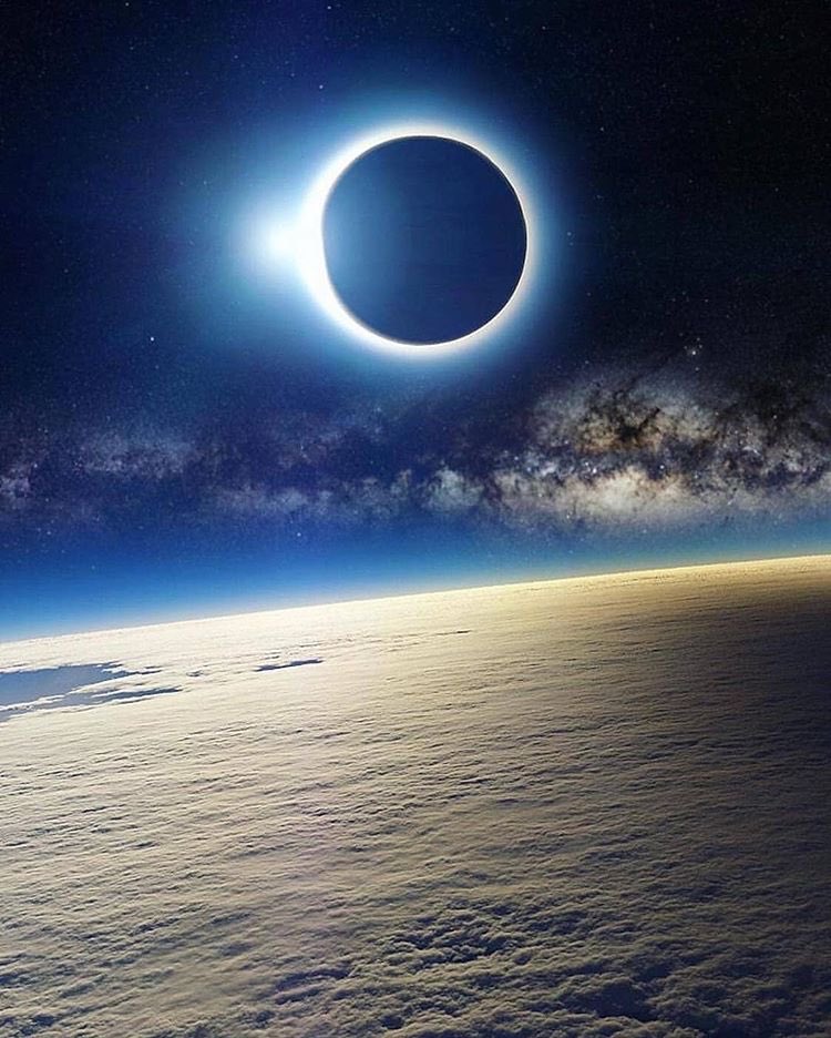 Exulansista's tweet photo. Eclipse solar. https://t.co/OU4QGJBHqX