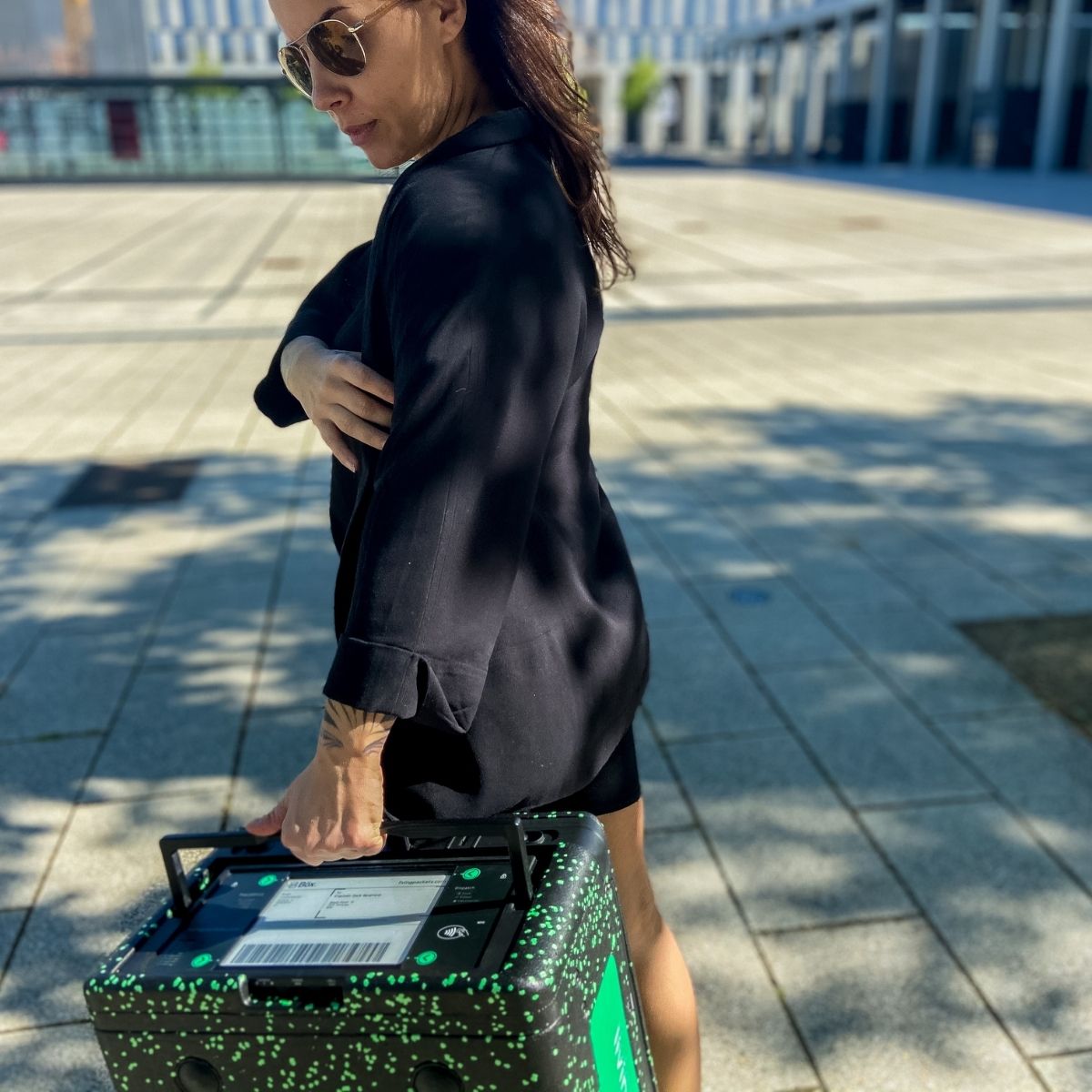 LivingPacketsFR's tweet photo. Nos employés et agents spéciaux sont en mission : 
L'avenir de l'emballage ! 😎

#thefutureofpackaging #ecommerce #logistic #LivingPackets #THEBOX #innovation #innovativedesign #circularecnomy #circulardesign #reuserevolution #reuse #sustainability #startup #futureoflogistic https://t.co/JsT3apxoea
