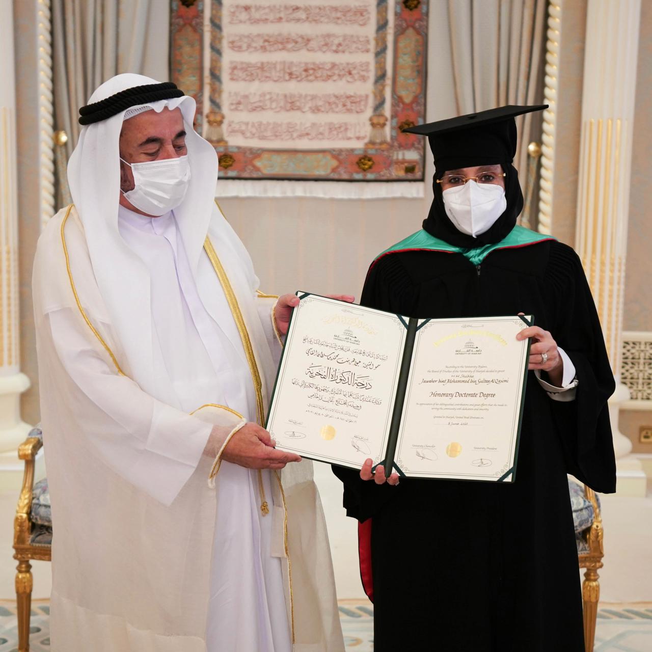 Sharjahmedia On Twitter سلطان القاسمي يشهد تسليم أولى شهادات الدكتوراه الفخرية من جامعة الشارقة لجواهر القاسمي Https T Co 5uc82cgzkp Usharjah Https T Co Tg76guqjet Twitter