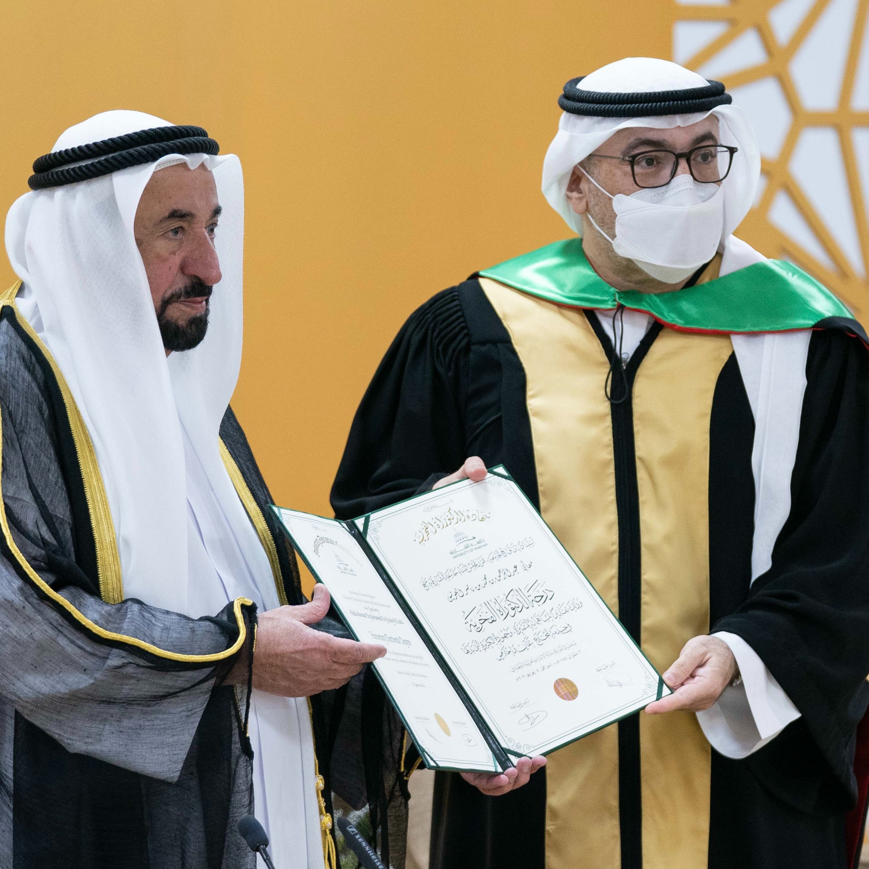 Sharjahmedia On Twitter سلطان القاسمي يشهد تسليم أولى شهادات الدكتوراه الفخرية من جامعة الشارقة لجواهر القاسمي Https T Co 5uc82cgzkp Usharjah Https T Co Tg76guqjet Twitter