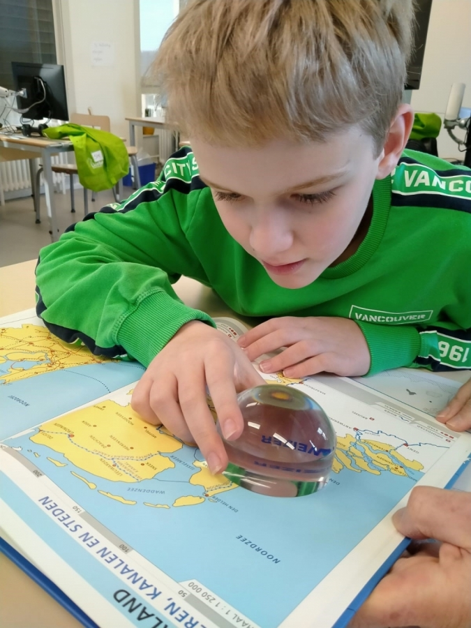 Reindst's tweet photo. Het lezen van #kaarten is voor veel leerlingen knap lastig, en voor slechtzienden is het nog moeilijker. In 'De Grote Lijn #Atlas' is bijna álles op de schop gegaan: kleuren, typografie, selectie van thema’s en graadnet. Dat moet je zien!
@KNAG @eduvipNL 
https://t.co/eEO3794oCr https://t.co/MOzkrGXxxm