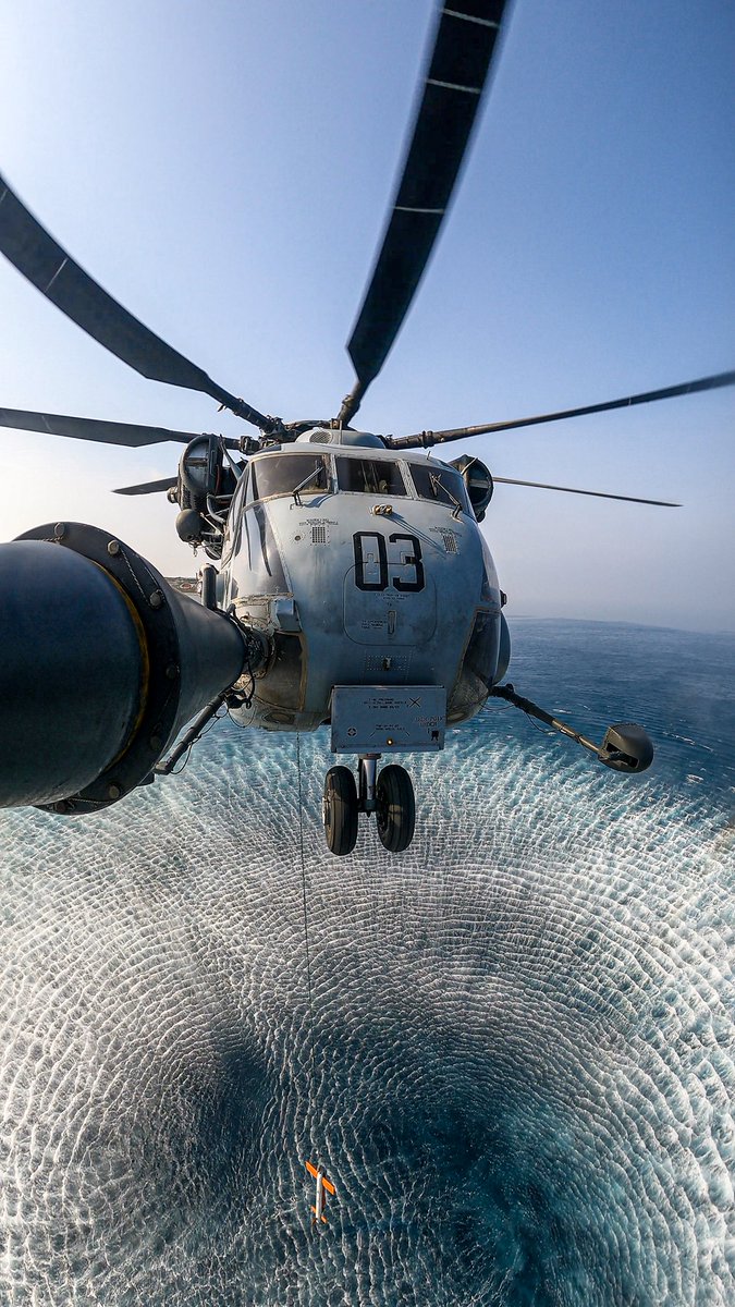 Here's an angle you don't see every day. U.S. Navy MH-53E Sea Dragon from Helicopter Mine Countermeasures Squadron 15 deploying a Q-24B sonar device. 

📷: Brad Caldbeck