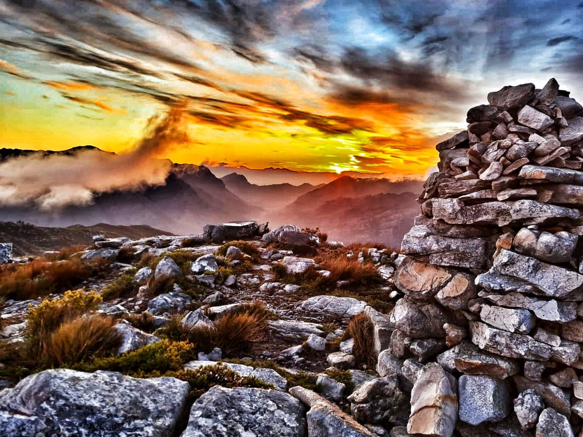therovingrunner's tweet photo. Yesterday’s Mountain Top Sunrise!
#MontRochelle
#Perdekop
#AltraRunning
#UltimateDirection https://t.co/GFv2tQFU5B