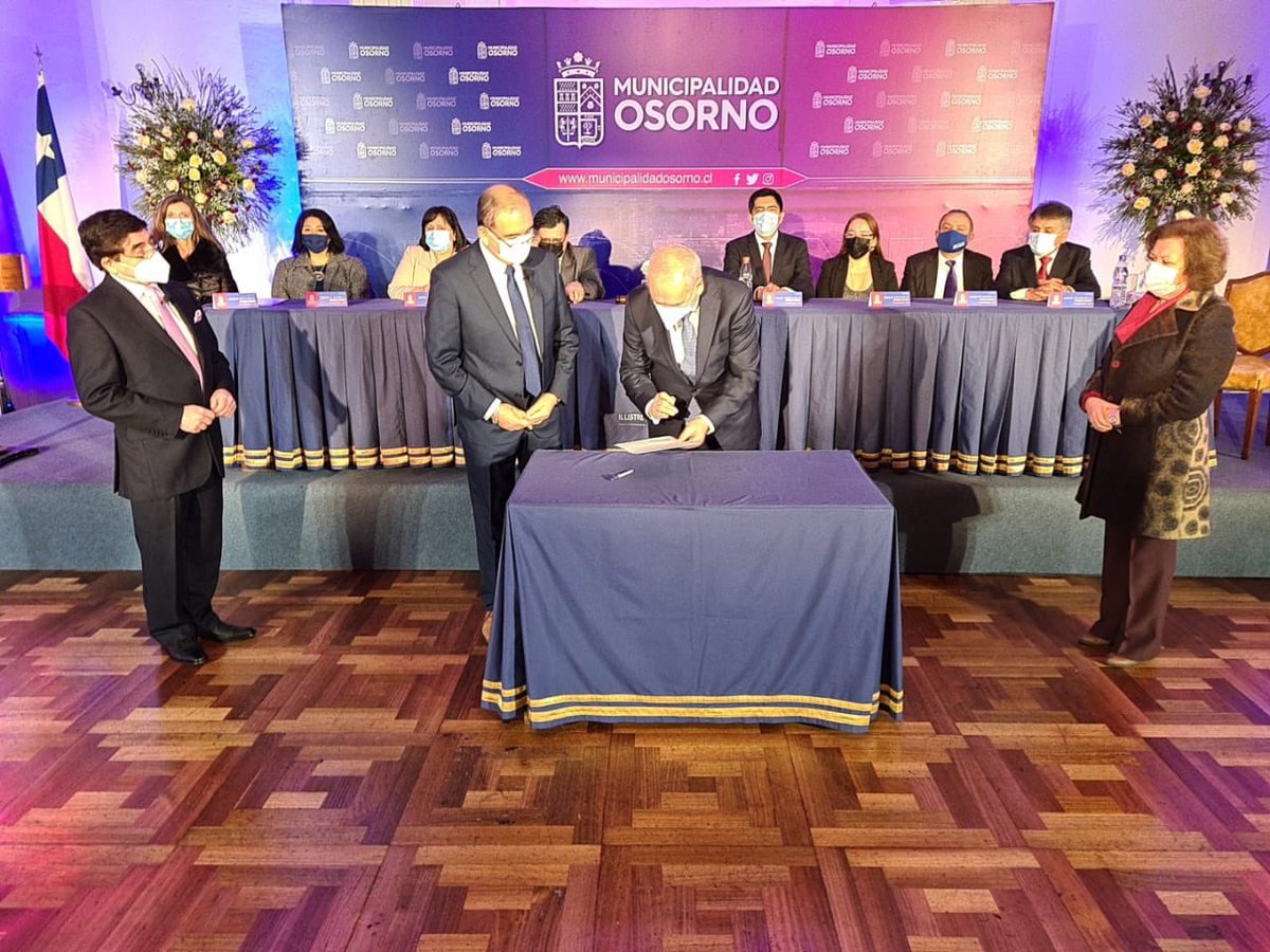 AHORA: <a href="/emeterioalcalde/">Emeterio Carrillo</a> asume como nuevo #alcalde de #Osorno,  junto a 8 concejales y concejalas <a href="/muni_osorno/">muni_osorno</a>