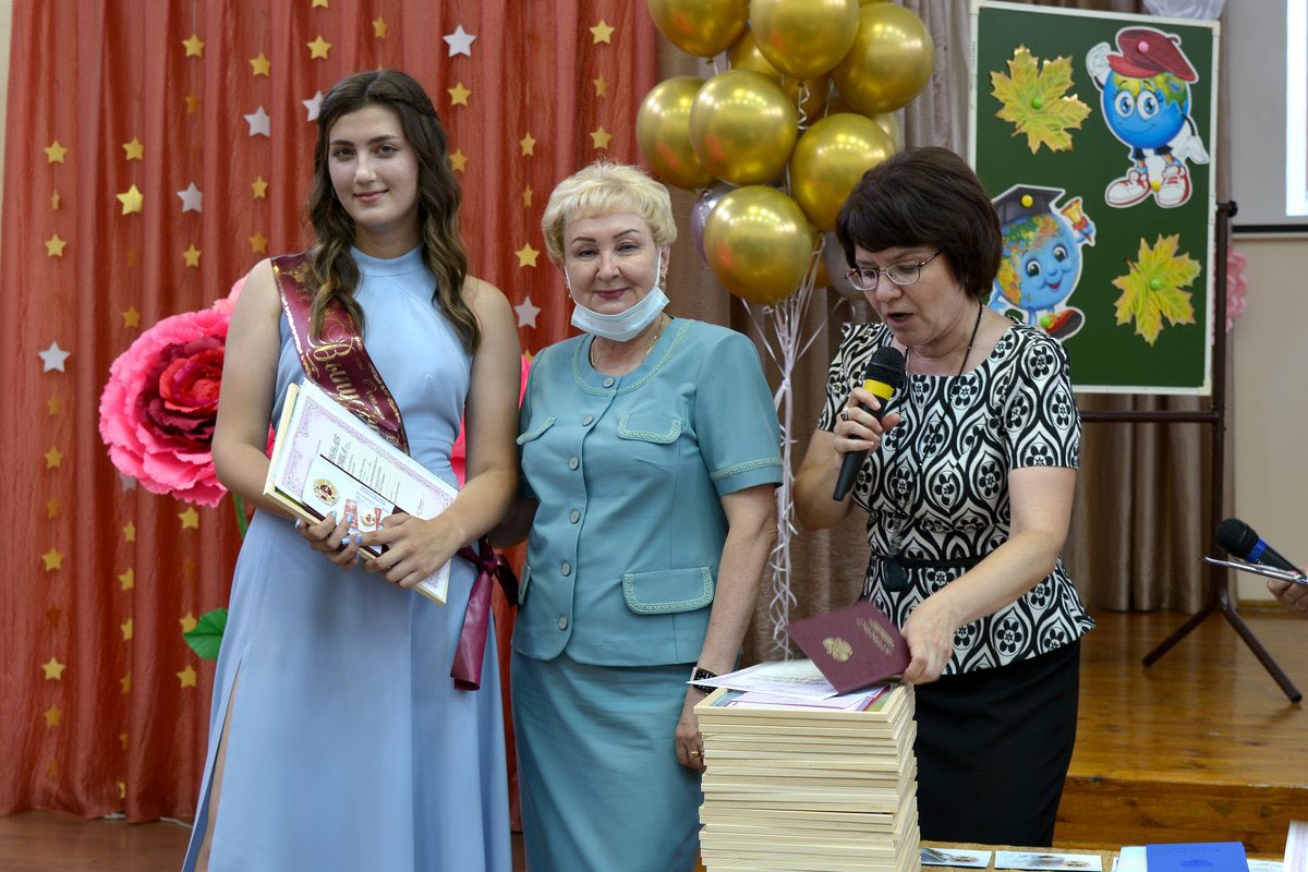 Школа 86! Выпускной! Много улыбок, немного слёз,букеты цветов, красивые девушки и юноши, музыка, вспышки фотокамер…Традиционный праздник, такой волнующий и немного грустный, состоялся!54 выпускника: Золотых медалистов-15, Стобальников по русскому языку-2!👍