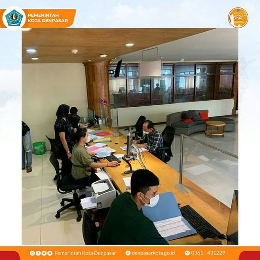 DenpasarKota's tweet image. Pelaksanaan Jemput Bola Pelangi Kelurahan Kesiman pada hari Sabtu, 26 Juni 2021.
Total permohonan mencapai 70 dokumen.
Karena situasi pandemi, jemput bola dilakukan di kantor Graha Sewaka Dharma.
Salam Sewakadarma 🙏  
Via IG @/dukcapilkotadenpasar
#capil #dukcapil #denpasar