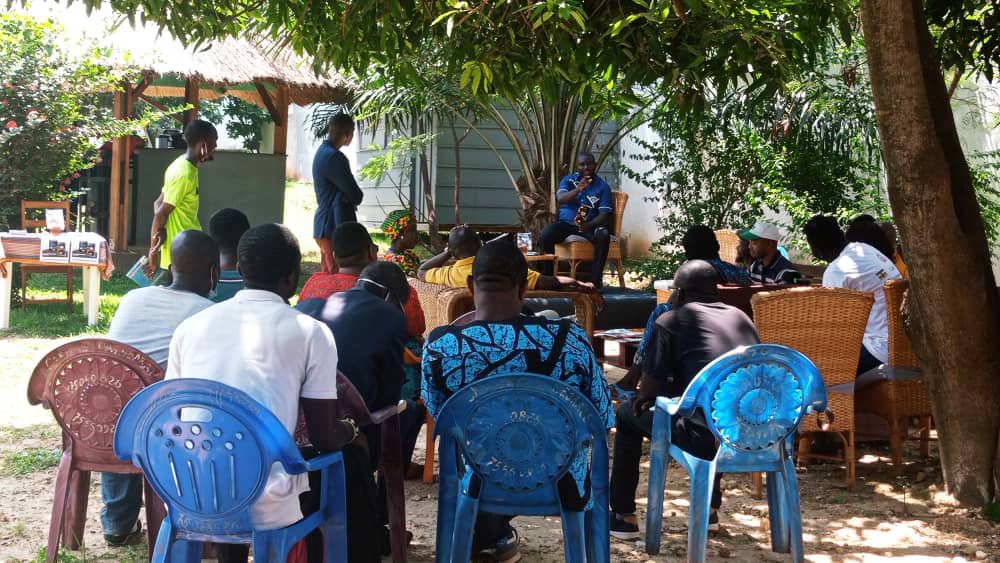 Editions Oubangui (@eoubangui) on Twitter photo CâĂ©tait face Ă un petit groupe restreint de 30 personnes que JuvĂ©nal KOHEREPEDE (lâauteur) a fait la prĂ©sentation de son recueil de poĂšme intitulĂ© ââMes rĂȘves calcinĂ©sââ. Ce recueil de 86 pages a captivĂ© lâattention de son public du dĂ©but Ă la fin de la rencontre. đšđ«đšđ«đđ CâĂ©tait face Ă un petit groupe restreint de 30 personnes que JuvĂ©nal KOHEREPEDE (lâauteur) a fait la prĂ©sentation de son recueil de poĂšme intitulĂ© ââMes rĂȘves calcinĂ©sââ. Ce recueil de 86 pages a captivĂ© lâattention de son public du dĂ©but Ă la fin de la rencontre. đšđ«đšđ«đđ