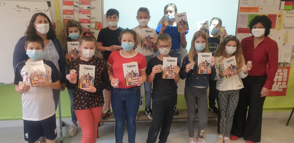 EcoleFlaubert's tweet photo. Opération #UnLivrePourLesVacances
Remise des #fables de La Fontaine
illustrees par Rebecca Dautremer
 aux CM2 par M.le maire de #Vimoutiers
et d'une boîte à souvenirs remplie de messages rédigés par les enseignants pour arriver au collège en toute confiance
#CM2
#climatscolaire https://t.co/HDUAoQ6kzr