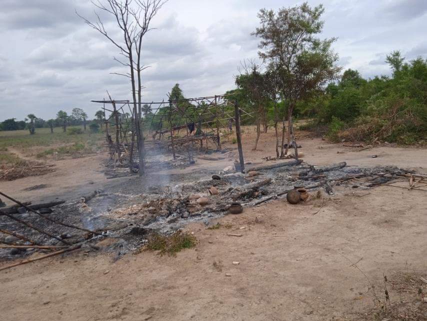 SaveMM99's tweet photo. As Junta had officially allowed USDP members to use hand made guns in YeDweVillage,#Kantbalu,#Sagaing division since May,these Junta's sponsored thugs raiding into houses,destroying &amp;firing houses,beating&amp;abducting unarmed villagers by using power&amp;weapons of Junta(1/3)#June28Coup https://t.co/U2W6QKjtdz