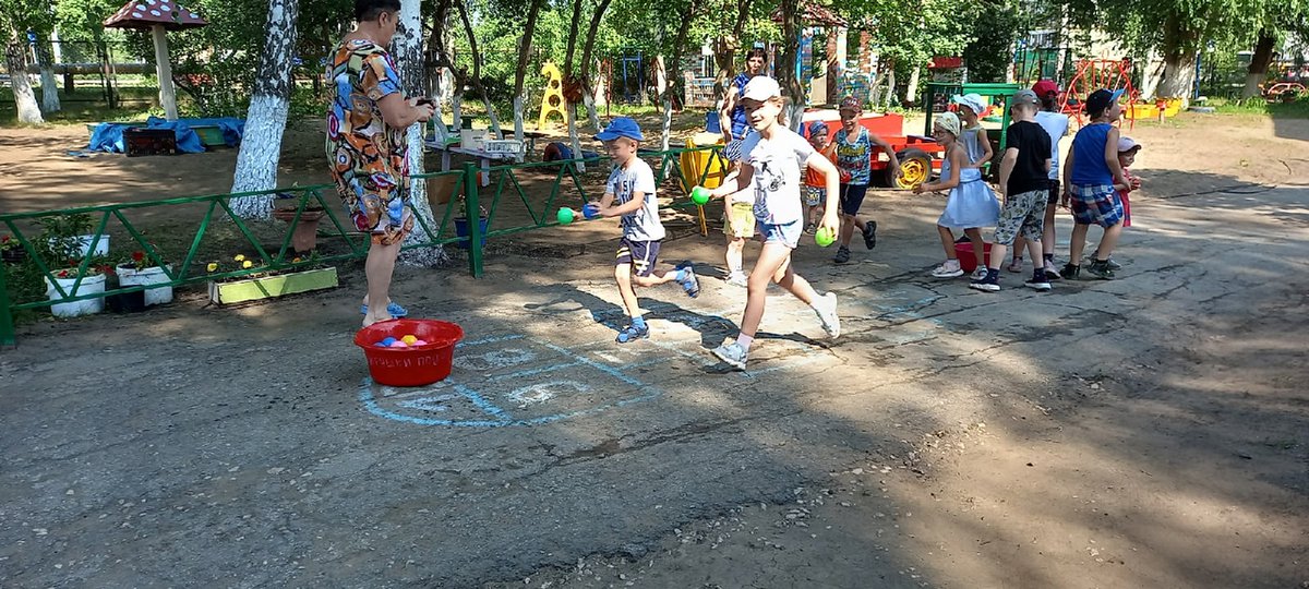 Лето- это маленькая жизнь! Каждый день- праздник! Но особо привлекателен в такую жару  - ДЕНЬ НЕПТУНА! Педагоги организовали этот праздник для каждой группы в отдельности ! Вода не только закаливание  , но и много радостных эмоций!