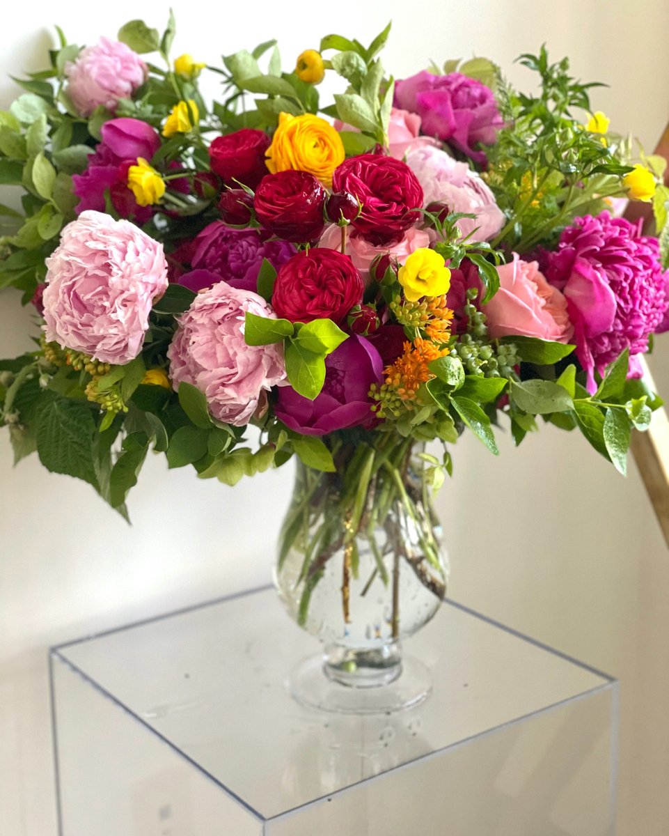 Cheers to a beautiful week ahead. #mondaymorning #newweek #mondaymotivation #prettyflowers #color #summerinbloom #summerflowers #vibrant #bright #happyflowers #gardendesign #peony #gardenrose #butterflyranunculus #gardenparty #helenoliviaflowers