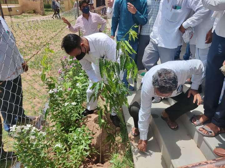 ChetanDudiINC's tweet photo. डीडवाना के छोटीखाटू सामुदायिक स्वास्थ्य केंद्र पर ऑक्सीजन प्लांट का शिलान्यास किया| साथ ही राजकीय विद्यालय छोटीखाटू में वृक्षारोपण किया| #MLADidwana https://t.co/P3vRV5bxBI