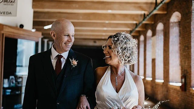 結婚の事実を忘れたアルツハイマー病の男性が？再び妻に恋をする！