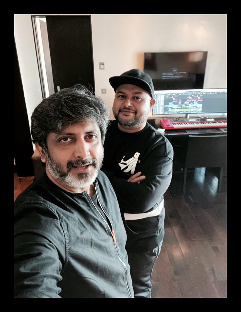 Tolly_BOXOFFICE's tweet photo. Musical Rampage is On for #Chiru153 💥
Directed by @jayam_mohanraja 🎬
@MusicThaman 🪄 kick starts the Music Sittings for Megastar @KChiruTweets ‘s #Chiru153 🥁
Shoot Begins Soon 🔥
@KonidelaPro #MegaSuperGoodFilms #RBChoudary @ProducerNVP https://t.co/o7fZ7h9xgN