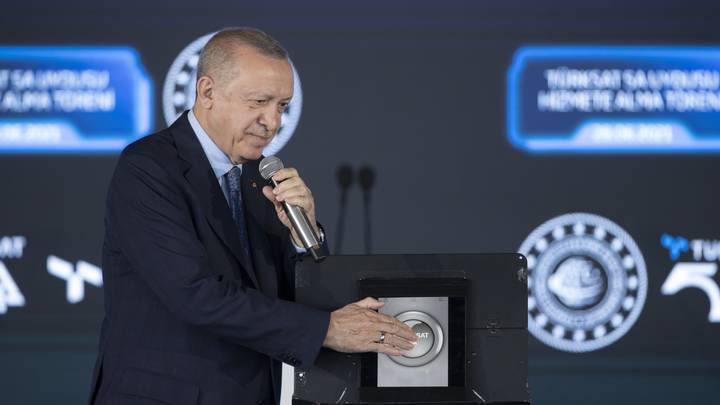 الرئيس التركي رجب طيب أردوغان يعلن إطلاق القمر الصناعي "توركسات 5 بي" خلال 2021 🛰🇹🇷