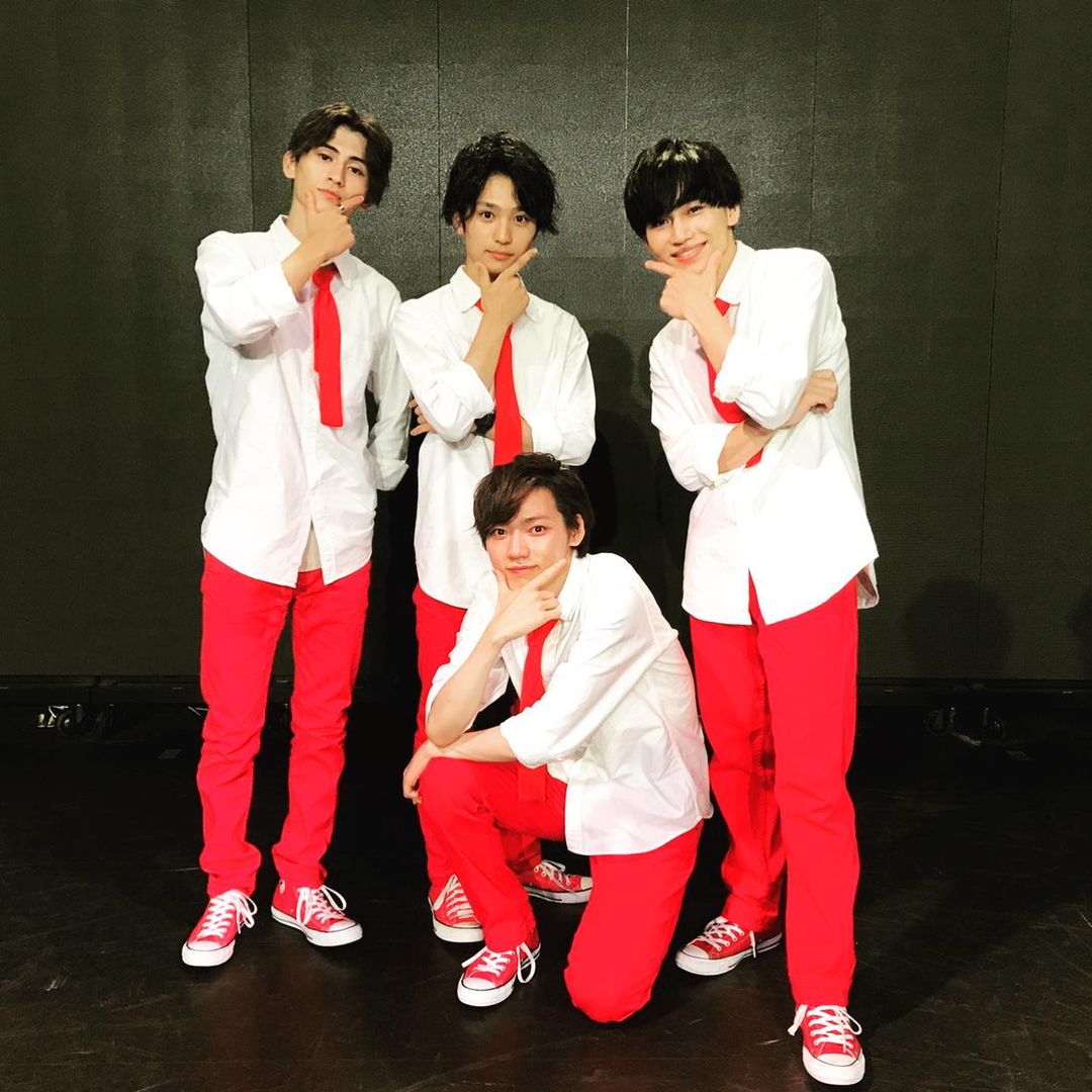 az_insta_bot's tweet photo. 安藤夢叶（画像4枚）：まず、今までAMEZARIを応援してくださって
ありがとうございました🦞
⁡
是非読んでください。
.
.
2015年8月25日に結成してから約6年間
メンバー、家族、僕たちに携わってくださった皆さん
⁡
そ…
https://t.co/45fUIUEQMs https://t.co/XnsYUhdsbk