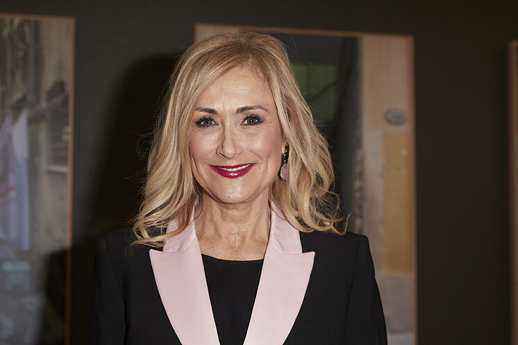 FonsiLoaiza's tweet image. Rocío Monasterio diseñaba obras sin título de arquitecta. Hoy ha sido archivado su caso: "Su sello falseado es tan burdo que no hay falsedad documental". Cristina Cifuentes consiguió máster sin presentarse a exámenes y sin hacer TFM. Hoy ha sido absuelta. La "justicia" en España.