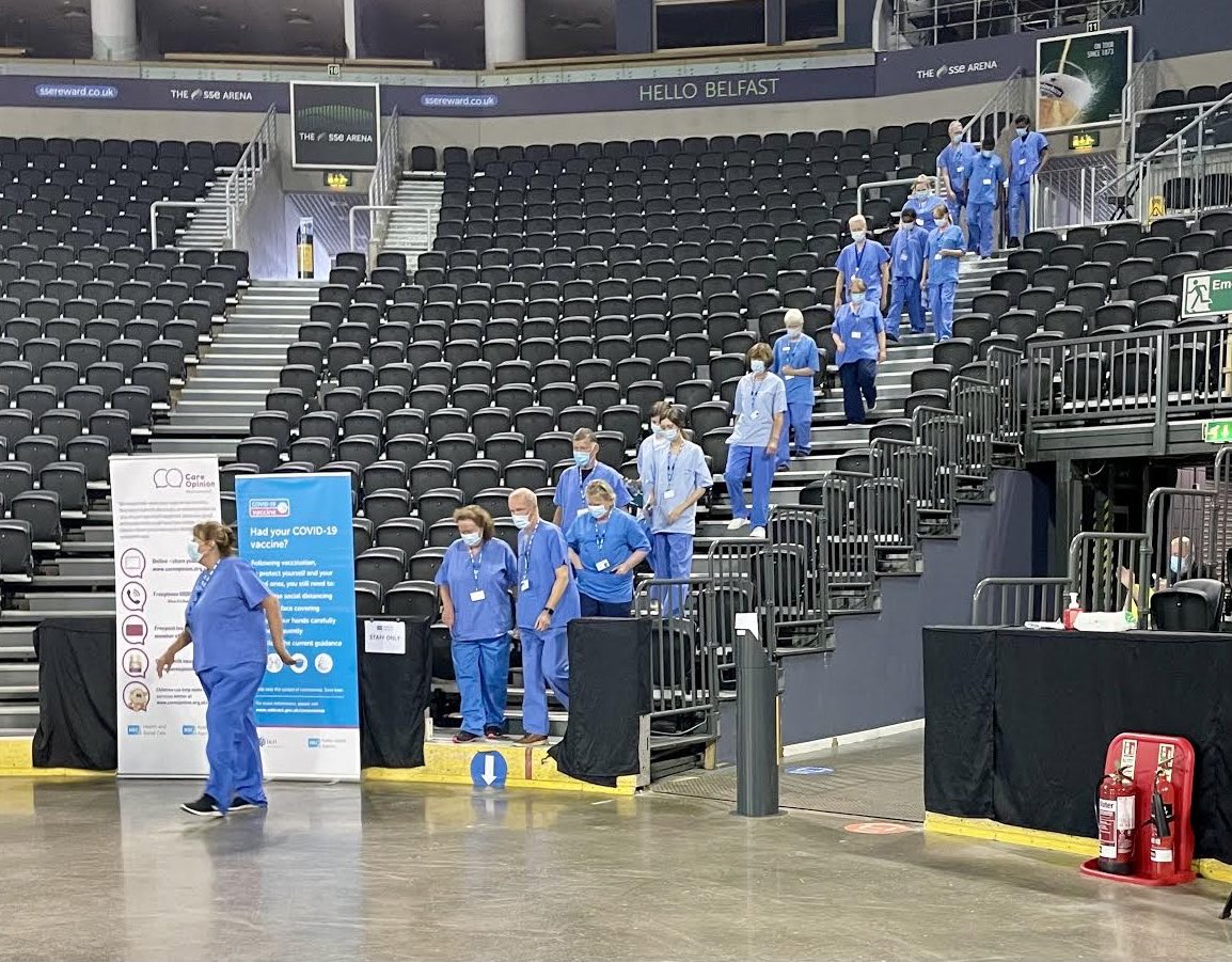 Amazing to see the team of vaccinators arrive at the SSE arena this afternoon. What an incredible job they are doing to try and protect us all  ⁦<a href="/setrust/">South Eastern Trust</a>⁩ #JabDone