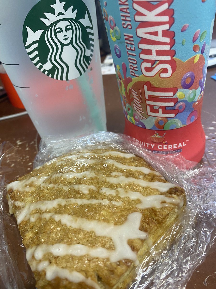 ElleryQuinn7's tweet photo. A protein shake from @AlaniNutrition and a vegan blueberry hand pie that’s a balanced meal right 😂 https://t.co/0TKKKlBKPs