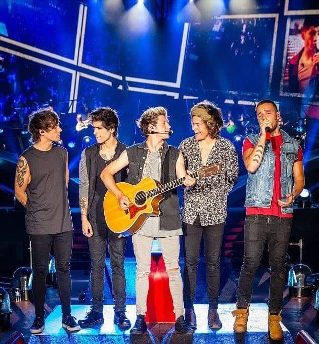 team_world's tweet photo. Ci sono 3 cose che amiamo ricordare di più di quel famoso #28giugno di 7 anni fa: 
1️⃣l'atmosfera prima del concerto 
2️⃣la collaborazione di tutti i presenti per la realizzazione della Fan Action #WeAre1DFamily
3️⃣la reazione dei @onedirection❤️
E voi cosa ricordate di quel giorno? https://t.co/bHgTf2RRw9