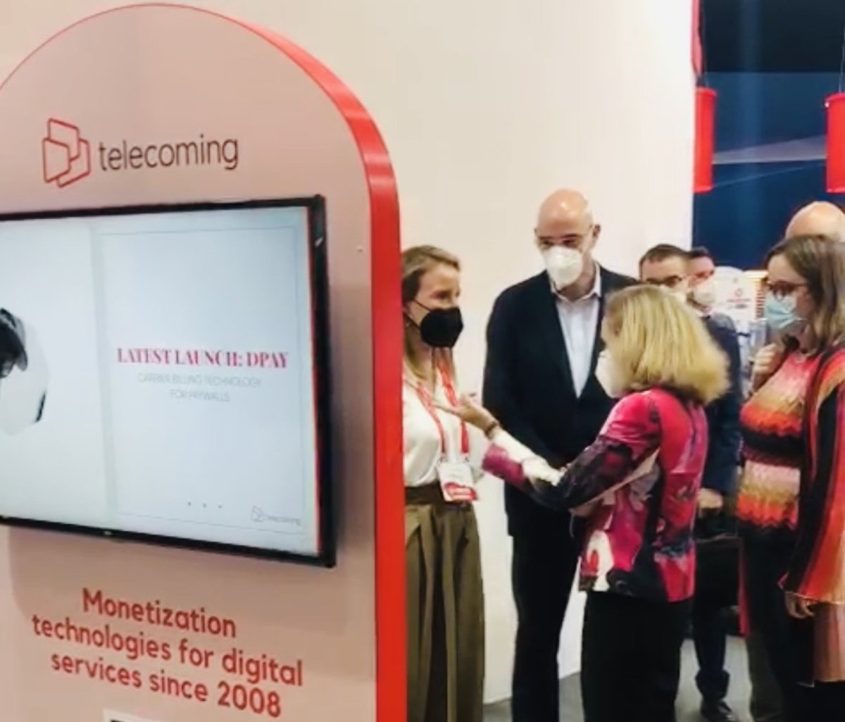 telecoming's tweet photo. Nadia Calviño, vicepresidenta y ministra de Asuntos Económicos y Transformación Digital, visita nuestro estand interesándose por Dpay, método de pago móvil para la prensa. #MWC2021 #SpainMWC21 
@GSMA https://t.co/5PYzwu4AkB