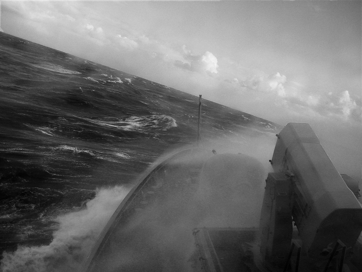 LoewenK130's tweet photo. Gelegentlich gab es natürlich auch schlechtes Wetter... 🌬️🌊 Das gehört zur #Seefahrt einfach mit dazu! 

#UNIFIL #K130 #Seegang https://t.co/ltsckZ8Zu6