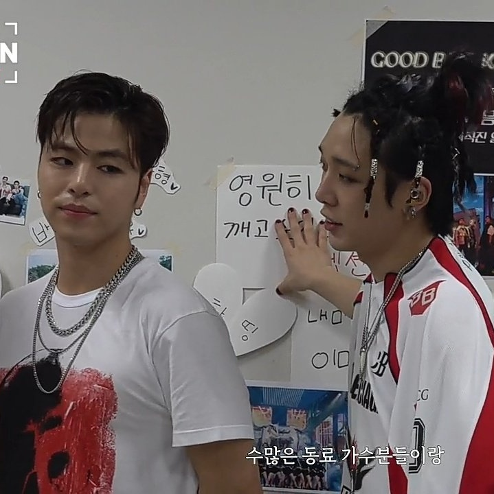 JUNH0EGASM's tweet photo. 2 daddies looking @ each other https://t.co/Mv242AeosR