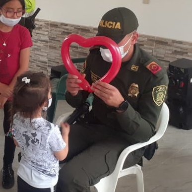 PoliciaBogota's tweet photo. Engativá | Compartimos una mañana fortaleciendo valores con nuestros niños, niñas y adolescentes. #EstamosConUstedes @ProteccionPonal #PreciMEBOG https://t.co/QpBTBFmDqT