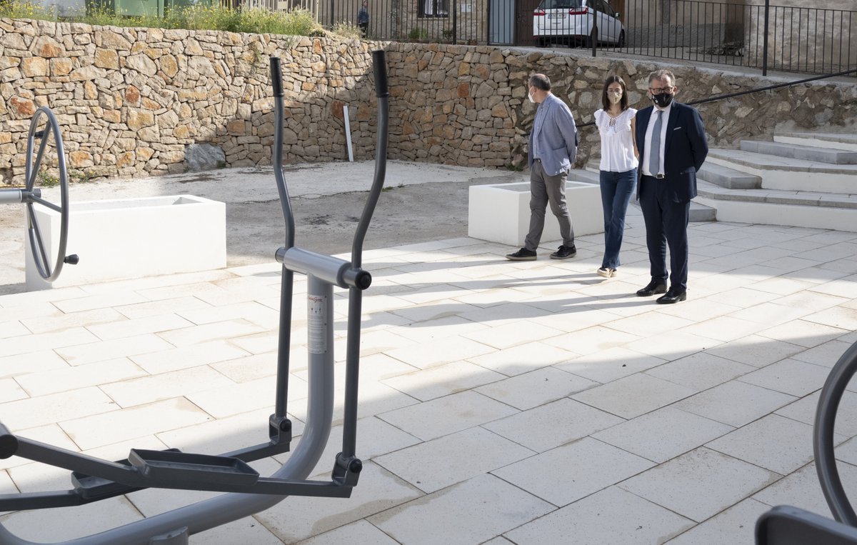 dipcas's tweet photo. 🏘 @presidentjmarti ha visitat #Benafigos els projectes finançats amb recursos provincials. Amb una inversió de 65 mil € es renovarà la farmàcia, el frontó municipal i la plaça del local dels jubilats. 

ℹ https://t.co/J869WO4nKv 

#Reactivem135 https://t.co/moQ9iAghnc