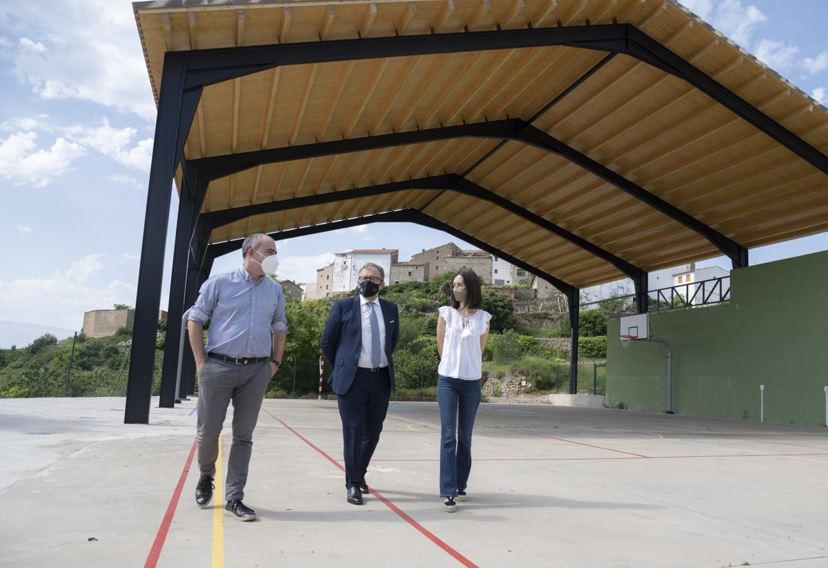 dipcas's tweet photo. 🏘 @presidentjmarti ha visitat #Benafigos els projectes finançats amb recursos provincials. Amb una inversió de 65 mil € es renovarà la farmàcia, el frontó municipal i la plaça del local dels jubilats. 

ℹ https://t.co/J869WO4nKv 

#Reactivem135 https://t.co/moQ9iAghnc