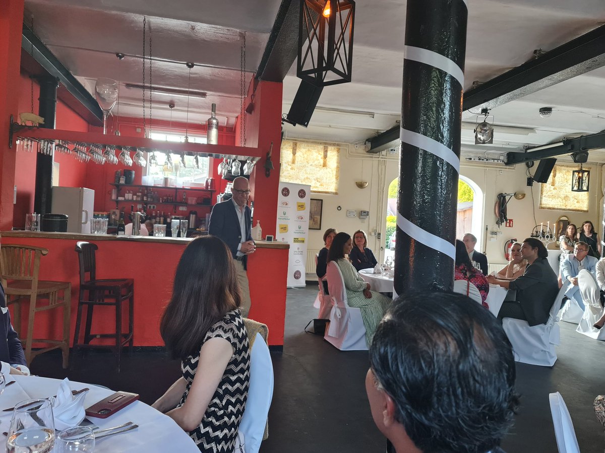 michaela_deluxe's tweet photo. Weit über meine Erwartung, ein sehr schönes Event und ein sehr schöner Speaker Abend, mit vielen herzlichen Menschen.
#LutzHerkenrath versüßte uns
sehr lebendig und mit viel Herz das Dinner.
@MoviemeetsMedia #DANKE ♡ #GutBasthorst #Sommerabend https://t.co/y8DkVUMaQj