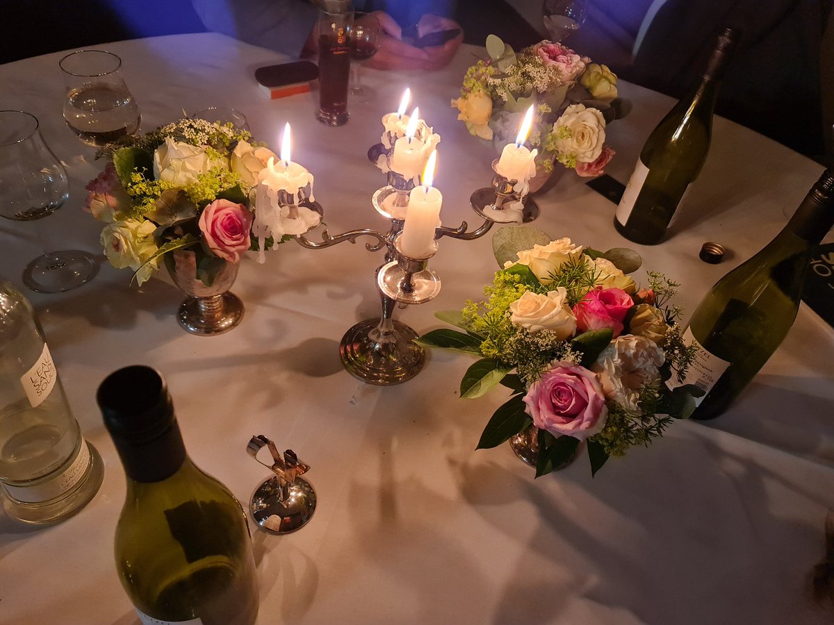 michaela_deluxe's tweet photo. Weit über meine Erwartung, ein sehr schönes Event und ein sehr schöner Speaker Abend, mit vielen herzlichen Menschen.
#LutzHerkenrath versüßte uns
sehr lebendig und mit viel Herz das Dinner.
@MoviemeetsMedia #DANKE ♡ #GutBasthorst #Sommerabend https://t.co/y8DkVUMaQj