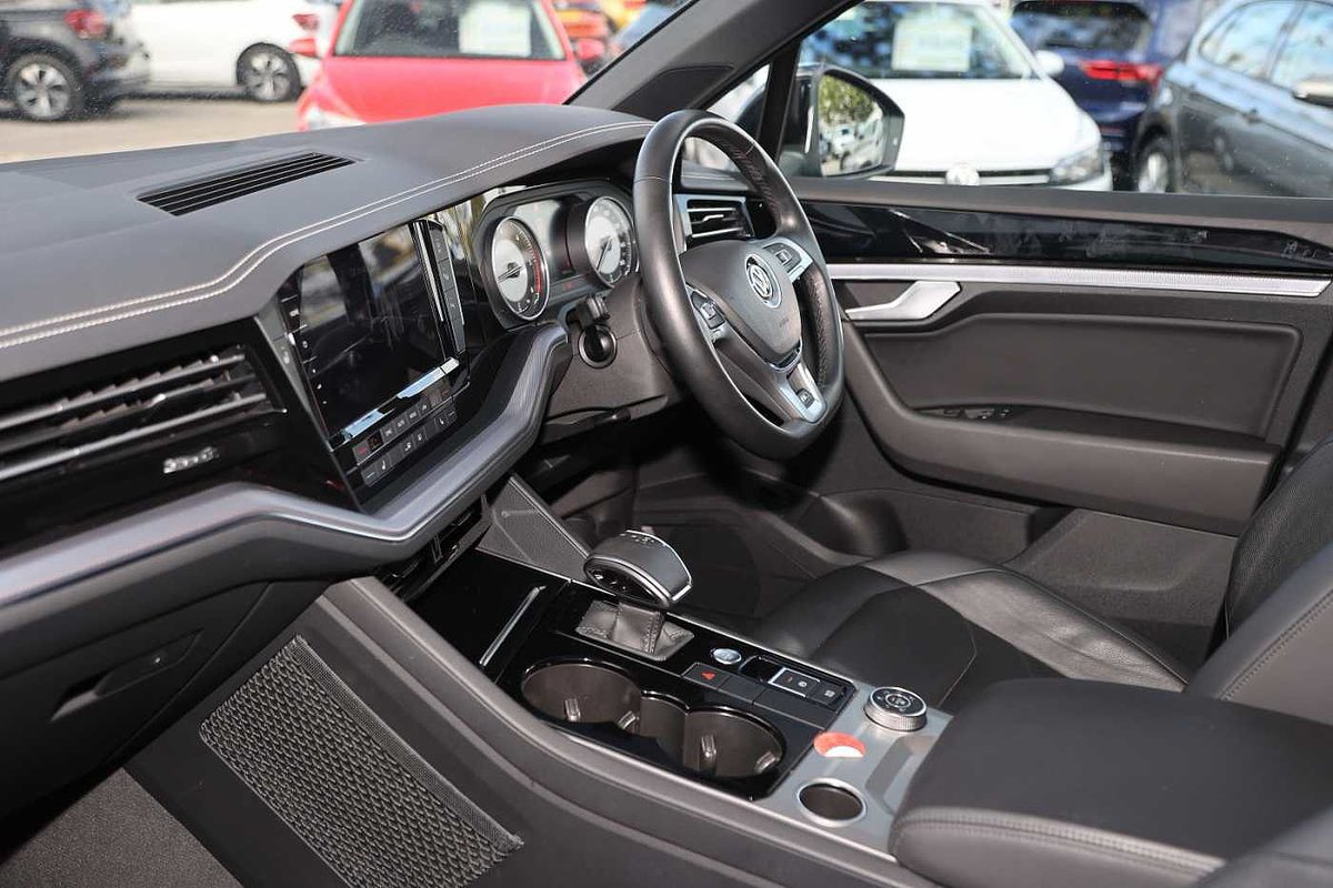 ⭐ The Volkswagen Approved Used Car of the Week ⭐

2019(19) Volkswagen Touareg 3.0 TDI SCR 286PS 4MOTION R-Line 5dr, in Black.

You can now buy it outright, through finance or reserve it for £99 from home through our website at bit.ly/3cUDPaM