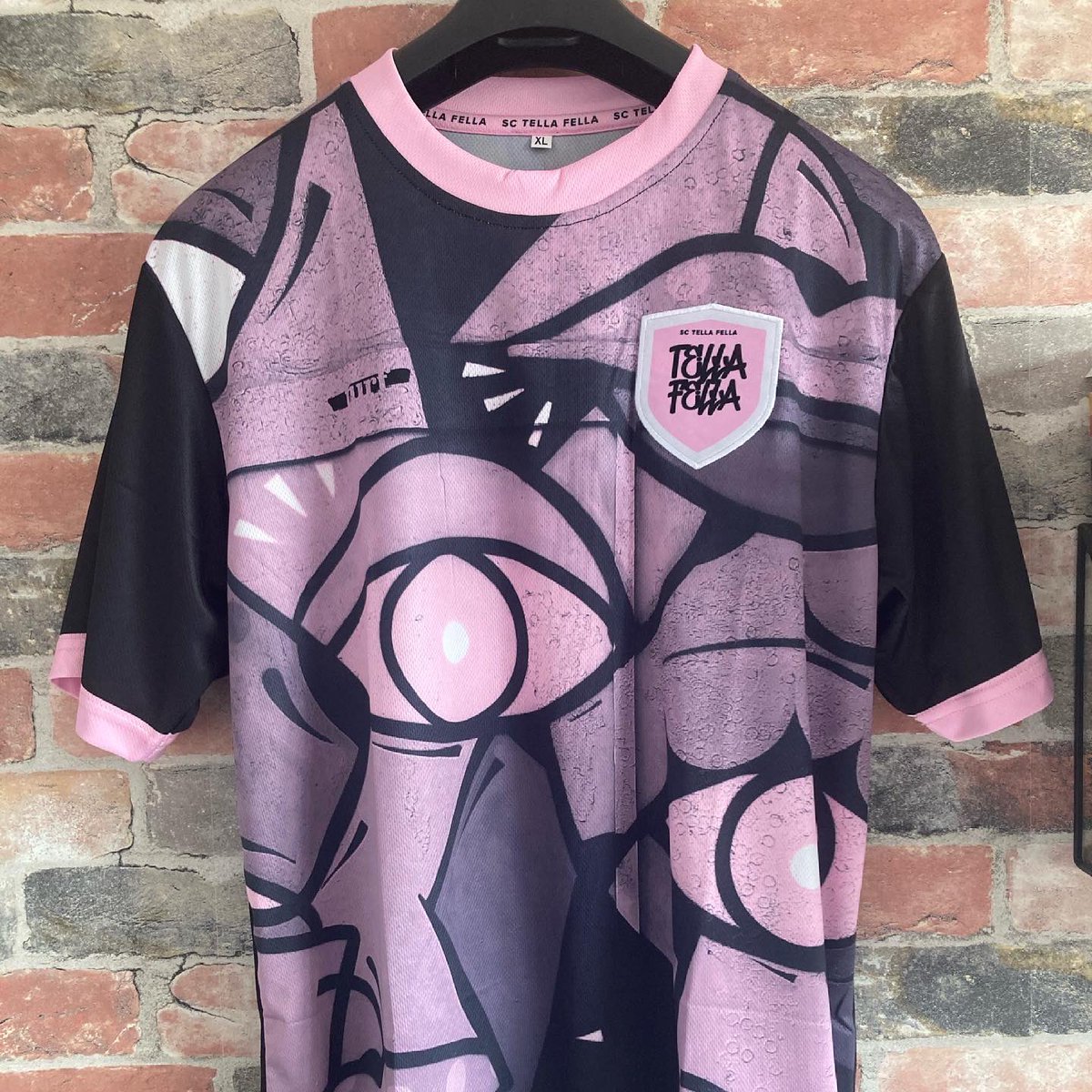 SCTellaFella's tweet photo. SC TELLA FELLA STOCK ADDED
2 Medium
2 Large
Immediate despatch, only £34.99.
Where else can you get a shirt that features a full graffiti print and one that donates a % from each sale to such a good cause as @_blOKes?
https://t.co/YyR0dZylYn
#MaleTale #MentalHealth 🧠 https://t.co/dzW8SmWfxW