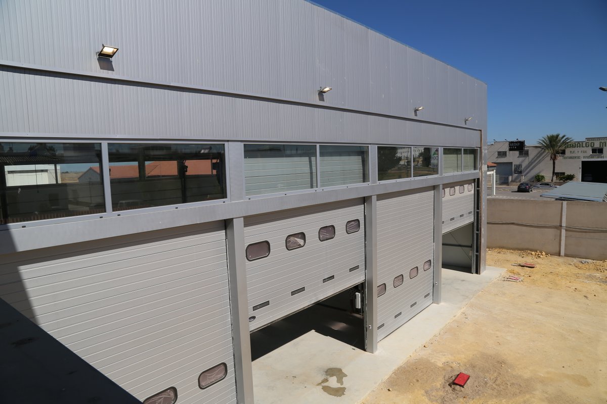 El alcalde de Los Palacios y Villafranca
y el presidente de la Diputación provincial de Sevilla 
visitan las obras del nuevo parque de bomberos de la localidad

facebook.com/ayuntamientode…