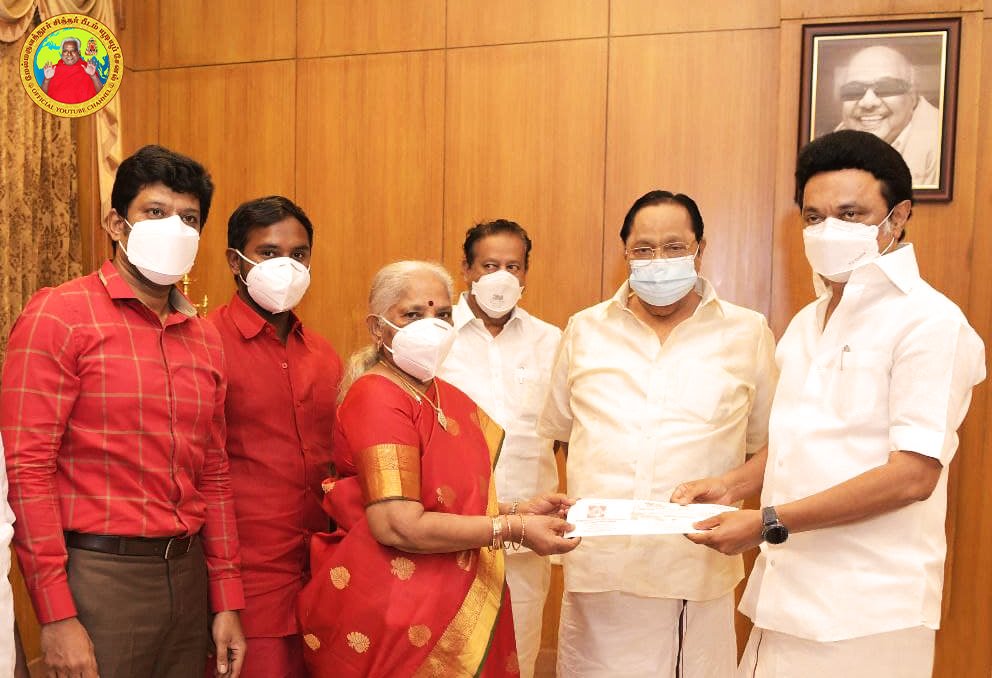 By the grace of SpiritualGuru his Holiness Arulthiru Bangaru Adigalar Amma, President of MASM Tmt. Lakshmi Bangaru Adigalar met Hon. CM of Tamil Nadu, Mr.<a href="/mkstalin/">M.K.Stalin - தமிழ்நாட்டை தலைகுனிய விடமாட்டேன்</a> on 28.06.2021 &amp; provided a cheque worth Rs. 1Crore for the COVID relief fund.
#TNDIPR #Donate2TNCMPRF #CMCampOffice