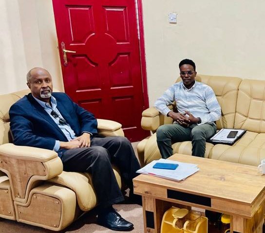 MAQSO4's tweet photo. The Secretary General of the National Union of Somali Students Abdiaziz Ali Mohamed and Chief of Finance @Honbarre Met with Rector of Somali National University (@SNU_University) Prof. @Mahadallah. https://t.co/vyUbXCH1ff