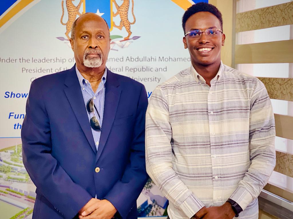 MAQSO4's tweet photo. The Secretary General of the National Union of Somali Students Abdiaziz Ali Mohamed and Chief of Finance @Honbarre Met with Rector of Somali National University (@SNU_University) Prof. @Mahadallah. https://t.co/vyUbXCH1ff