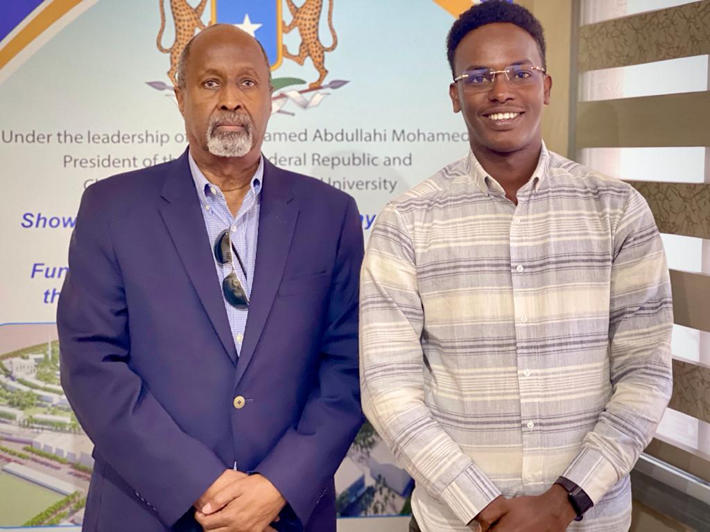 MAQSO4's tweet photo. The Secretary General of the National Union of Somali Students Abdiaziz Ali Mohamed and Chief of Finance @Honbarre Met with Rector of Somali National University (@SNU_University) Prof. @Mahadallah. https://t.co/vyUbXCH1ff