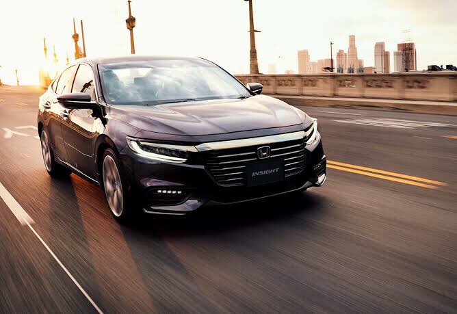 Toshicccccccccccccc ホンダは日本で売れてるクルマが軽自動車ばかりと言われる中 普通車ではヴェゼルが人気 ホンダでスタイリッシュな乗用車を求める需要はヴェゼルが一身に引き受けてるように見える 実際シビックやインサイトあたりとヴェゼルを比較