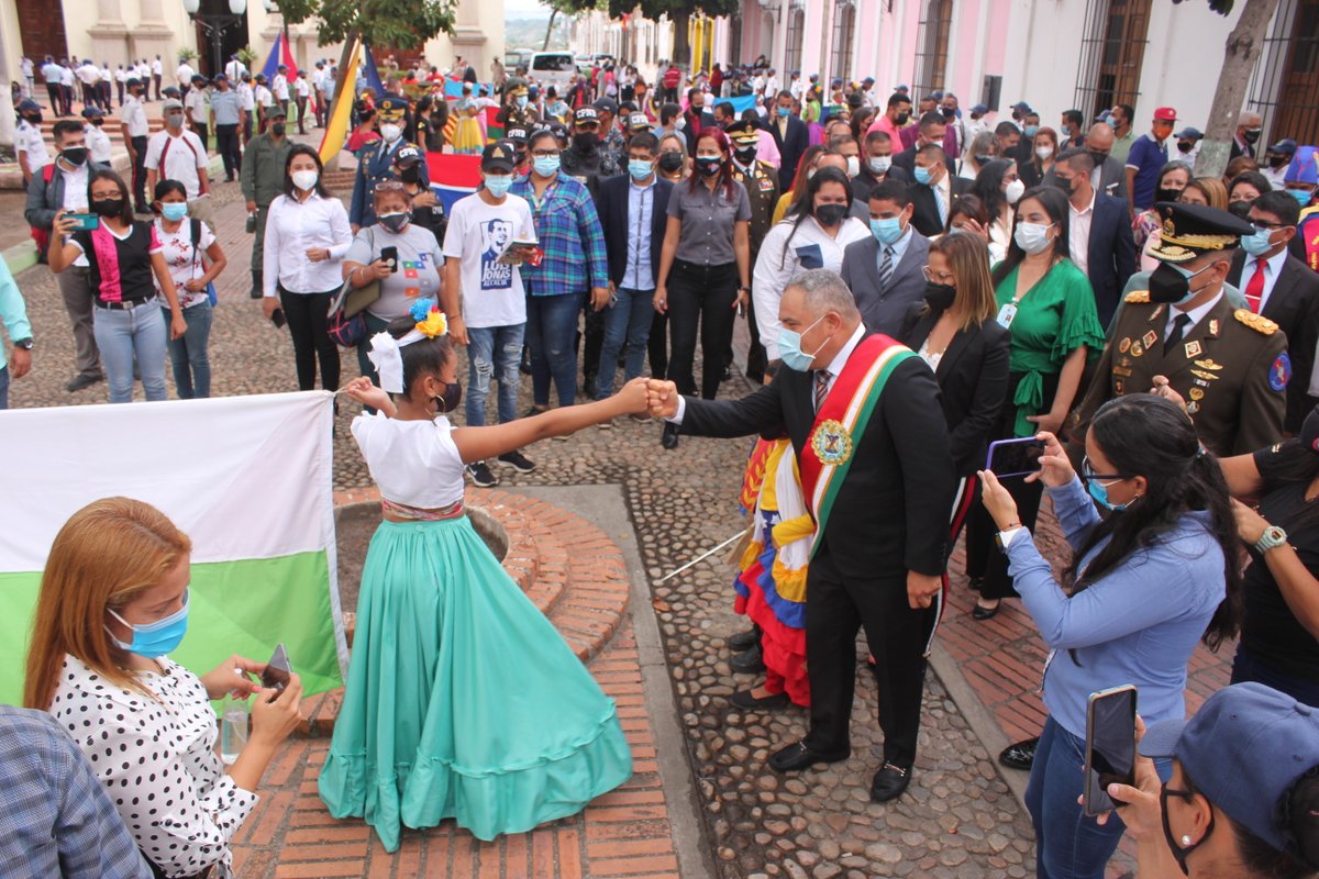 #28deJunio Mientras más humilde más valiente y demuestra que es del pueblo de Chávez. Gracias por tanto @AdolfoP_Oficial amigo, hermano y camarada entrañable de los Larenses, 100% #AdolfoEsPueblo @PSUVLara_ @PSUVIribarren1 #LaraSeCuidaMás #Carabobo200AñosDeLibertad @PartidoPSUV