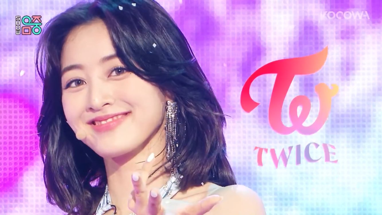 きゃとり Al Twitter Twice ジヒョの Alcoholfree メイク Espoirのノーウェアシャインは水分を含んだ光沢感が夏にピッタリのリップ リップバームとリップスティックの間の様な質感で 塗り重ねてカラーの調節が出来て便利 ジヒョがつけているカラーは透明感の