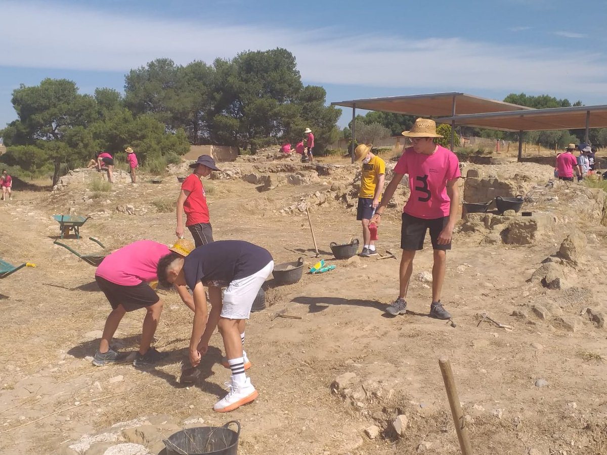 museunoguera's tweet photo. DIA 1 #CotaZero2021: Iniciem una nova edició d'aquest taller d'arqueologia estiuenc ⛏🧢☀️ amb la participació d'una vintena de joves d'entre 12 i 18 anys.
I, com cada any, el primer dia d'excavació toca una neteja general de la superfície del #CastellFormos 🌱🌿. https://t.co/a8hc2gNQAW