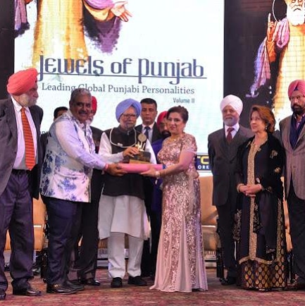 kohli_puneet1's tweet photo. Blessed beyond measure and grateful. 🙏🌟
Love what you do & do what you love! 🌼
#jewelsofpunjab
@TheIntlGlamProj https://t.co/rZWIg2TQuZ