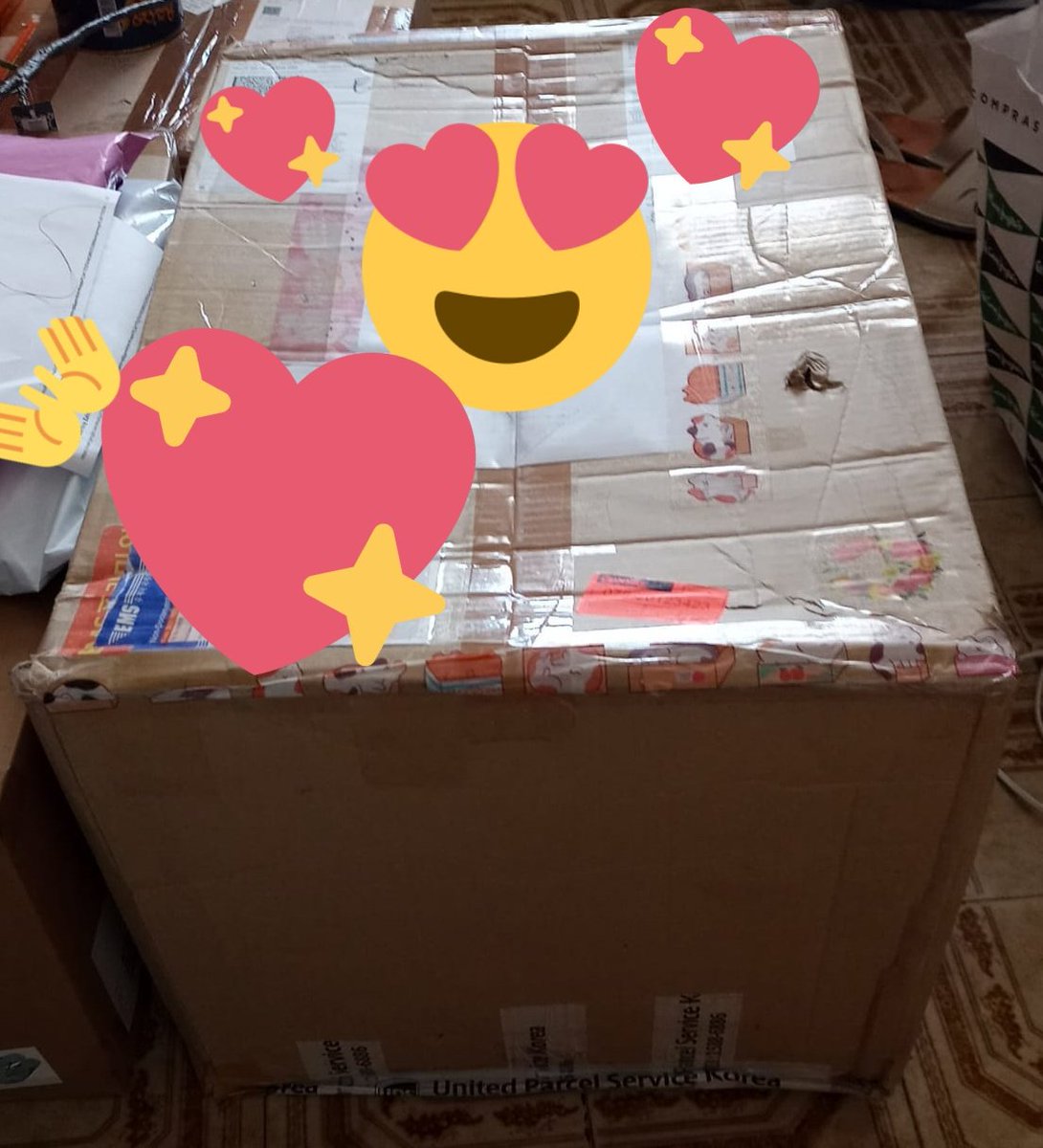 AnaSpainGO's tweet photo. Acaba de llegar un paquete de @HARU_GOs y la semana pasada llegó uno de @JoinRMT  😊 

El jueves por la noche volveré a casa! Así que la semana que viene os mandaré los emails~ 

(Las fotos las ha hecho mi padre, que le he dejado a cargo de recibir paquetes😂) 

#HARUGO #AnaSpGO https://t.co/WLuRrOg9Jt