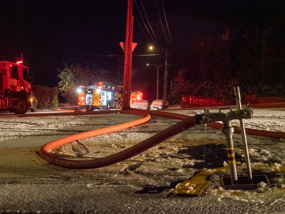 scotindun's tweet photo. Fire at Belleknowles Golf Club. Had impressive flames and smoke but FENZ have it under control - and dealing with snow and high winds. https://t.co/r0HEJ1ZiBZ