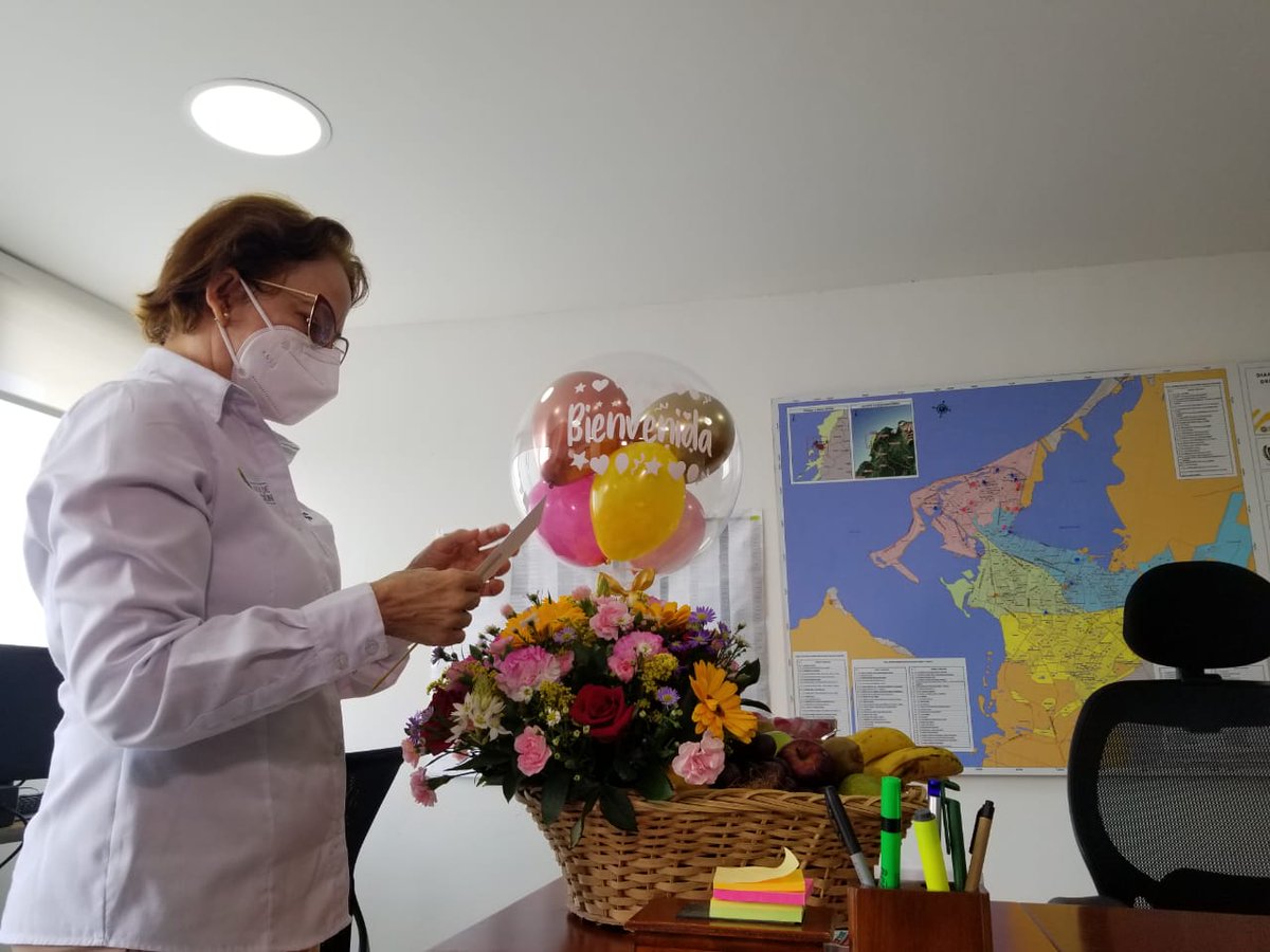 Olgaelvira's tweet photo. Regresé al trabajo tras 27 días en UCI por #COVID19 y 2 meses más de recuperación. Reitero mi compromiso con #Cartagena y con las niñ@s como maestra que soy. Invito a tod@s a no quedarnos inmóviles y a repensarnos como sujetos.  ¿Qué podemos hacer cada día por nuestra sociedad? https://t.co/BEawvDlDA3